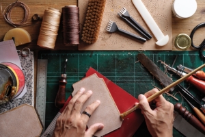 Kunstleder kleben – Kunstleder reparieren mit Kleber