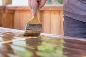 Holz lackieren – Anleitung zur Anwendung von Holz Lack