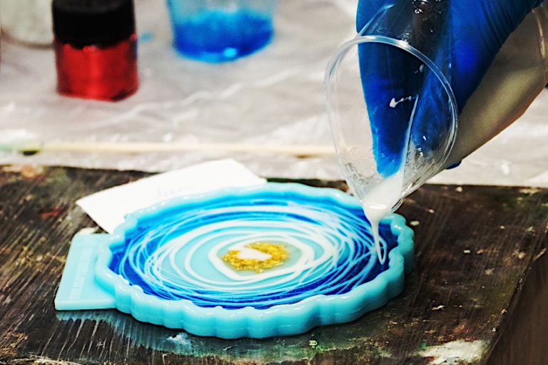 Polyester Resin vs. Epoxy Resin – Choose the Right Resin for Your Project