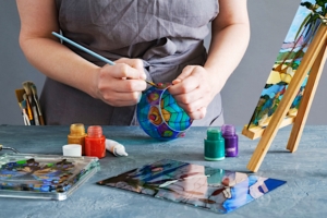 Best Paint for Glass – Products and Tips for Glass Art Painting
