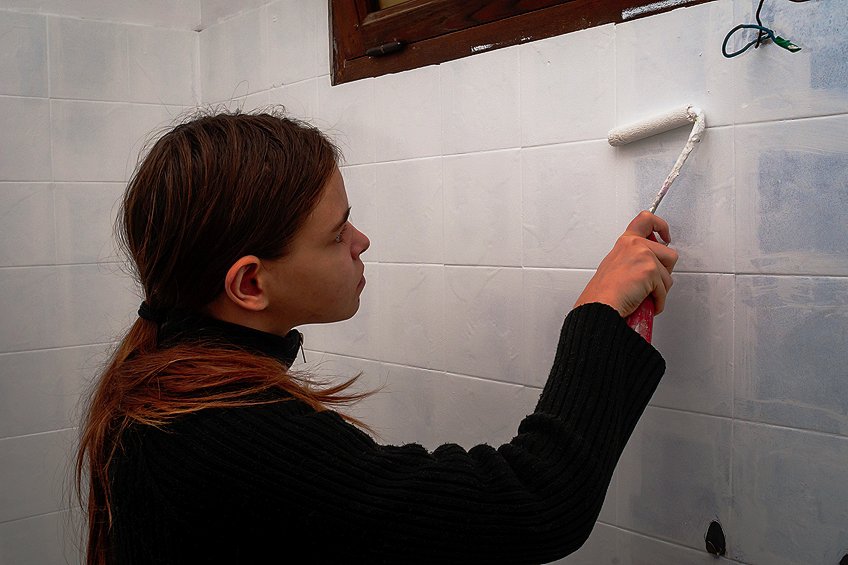 is it easy painting bathroom tiles